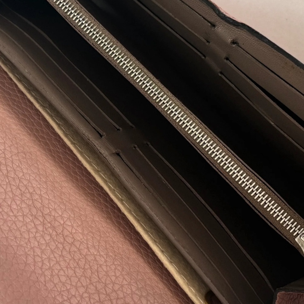 Louis Vuitton Capucines Wallet in Magnolia - Picture 9 of 16